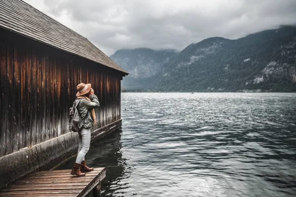 Giovane fotografo al lago — Foto Stock