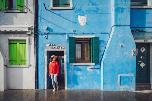 Приваблива дівчина у червоний светр в Burano — стокове фото