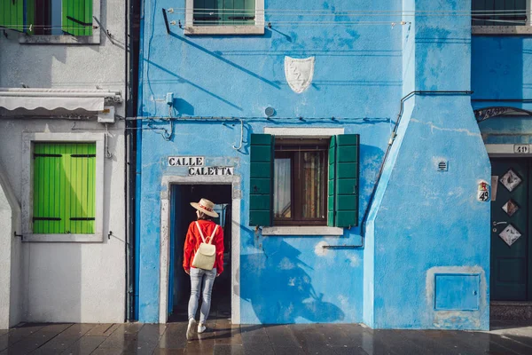 Привабливою дівчиною в Burano — стокове фото