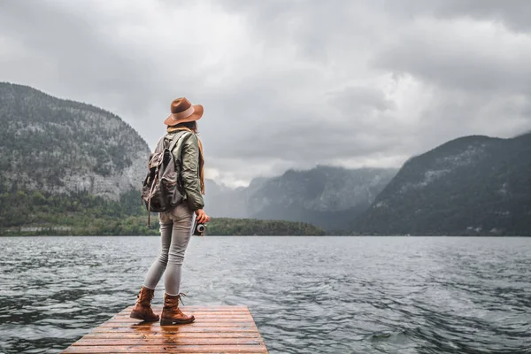 Joven turista junto al lago —  Fotos de Stock