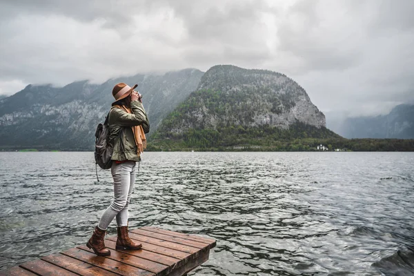 Giovane donna al lago alpino — Foto Stock