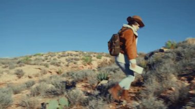 Bir sırt çantası ile genç kız