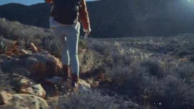 Bir harita ile genç kız 