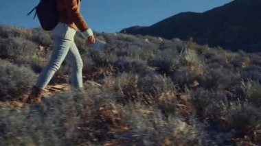 Amerika 'da bir harita ile genç kız seyahat