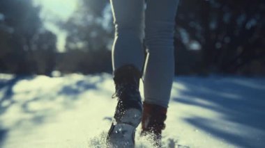 karlı bir ormanda yürüyen kadın 