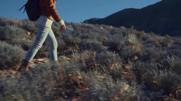 Young girl with a map traveling in America — Stock Video