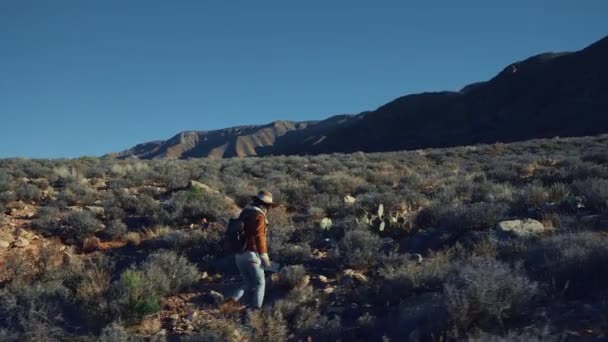 Jeune fille avec une carte en plein air — Video