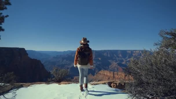 Jovem turista em um dia de sol — Vídeo de Stock