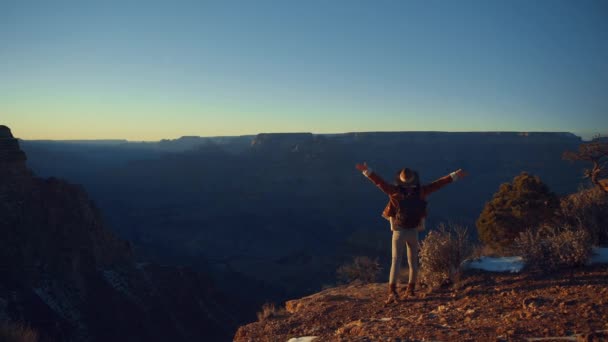 Szczęśliwa dziewczyna w wielkim kanionie — Wideo stockowe