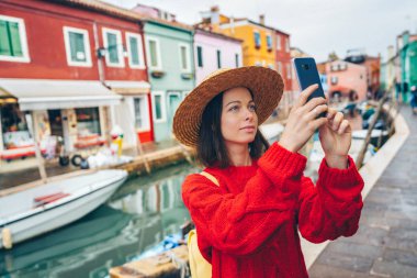 Güzel turist açık havada fotoğraf çeker