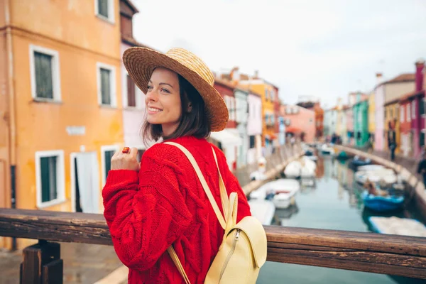 Smiling beautiful girl in Burano — Stock Photo, Image