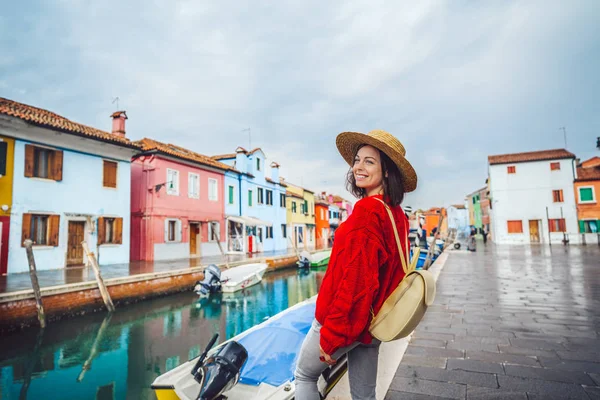 Turista sorridente viajando na Itália — Fotografia de Stock