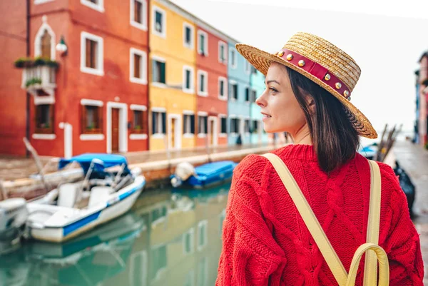 Beautiful girl in a hat in Italy — Stock Photo, Image