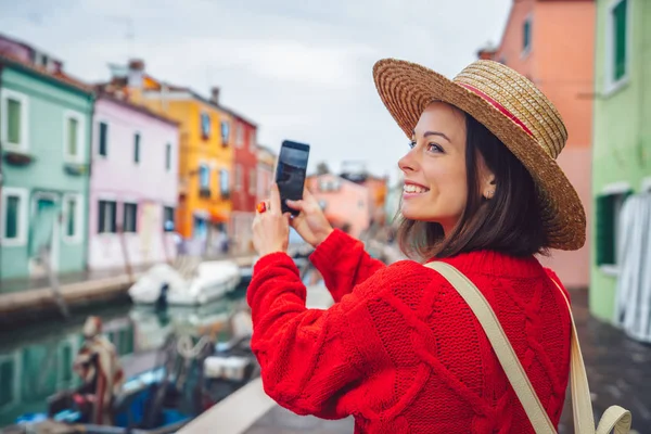 Улыбающийся турист фотографирует в Италии — стоковое фото