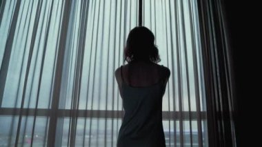 Güzel kız açılış perdeler 