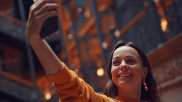 Ezzel a selfie vonzó lány — Stock videók