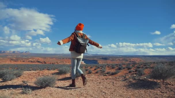 Joven turista en el desierto — Vídeos de Stock