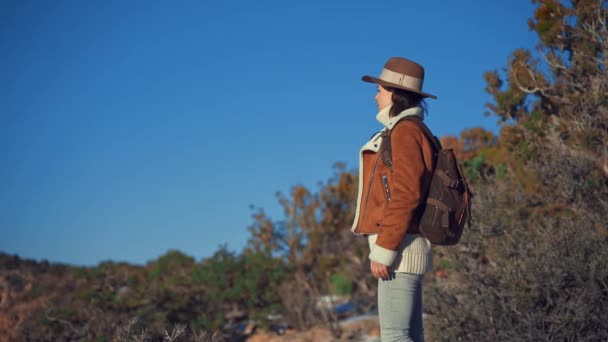 Mujer joven con una mochila — Vídeos de Stock