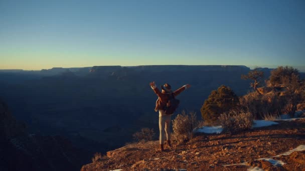 Fiatal turista egy hátizsákkal — Stock videók