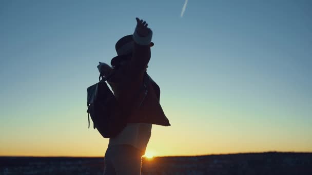 Glückliches Mädchen bei Sonnenuntergang — Stockvideo