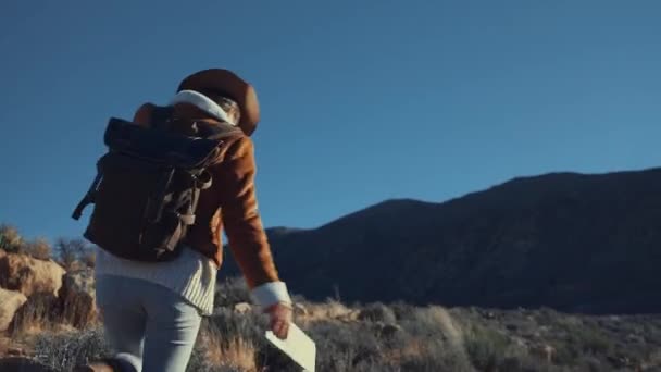 Mujer joven con un mapa en el desierto — Vídeo de stock