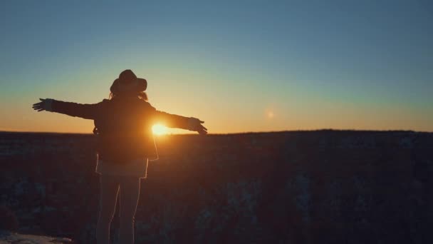 Menina feliz ao pôr do sol — Vídeo de Stock