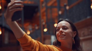 Genç kız binada selfie yapıyor