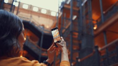 Çekici genç kadın bir fotoğraf yapıyor 