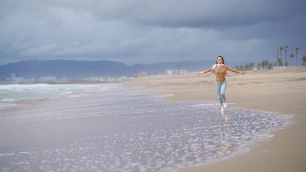 Mulher feliz na Califórnia — Vídeo de Stock