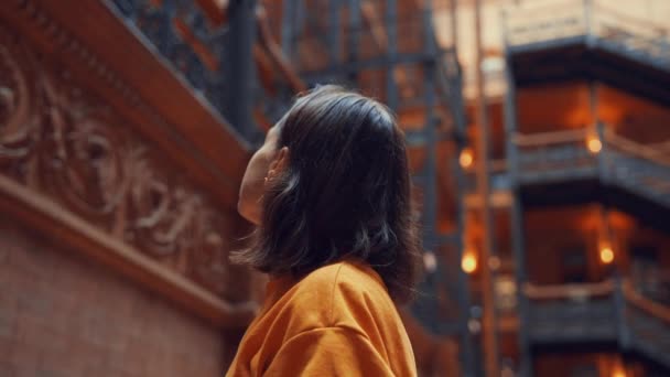 Attraktives Mädchen Einem Berühmten Gebäude — Stockvideo