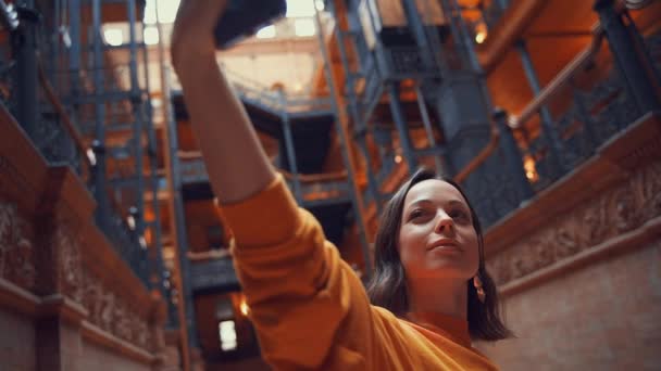 Chica atractiva haciendo selfie en el edificio — Vídeo de stock