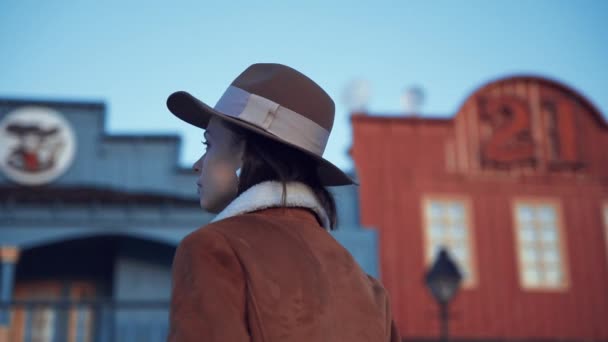 Красива молода дівчина в капелюсі — стокове відео