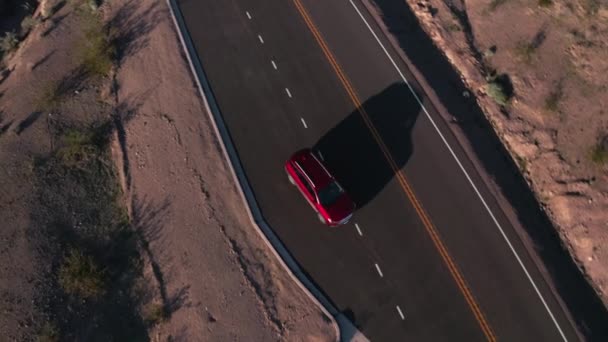 Coche rojo conduciendo en la carretera — Vídeo de stock