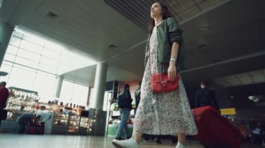 bir çanta ile genç kız 