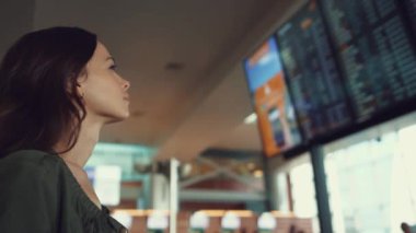 Kalkış programında çekici kız 