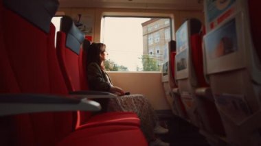 Trendeki genç yolcu.