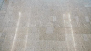 Havaalanında bavulla genç kız 