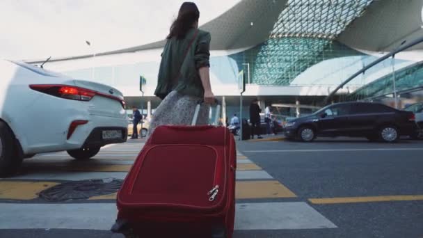 Ung pige med en rød kuffert – Stock-video