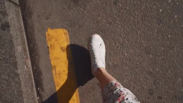 Chica joven en zapatillas de deporte caminando por el camino — Vídeo de stock