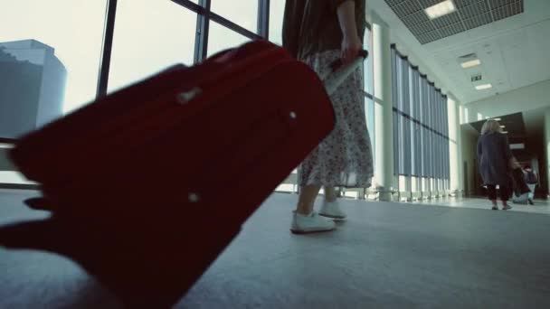 年轻的女孩，一个红色的行李箱 — 图库视频影像
