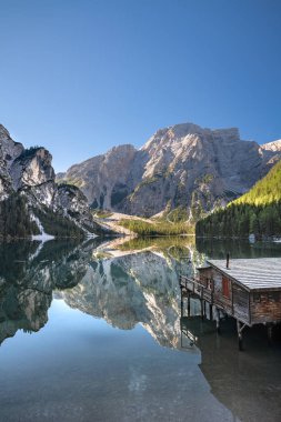 İtalyan Gölü Braies'deki kulübe