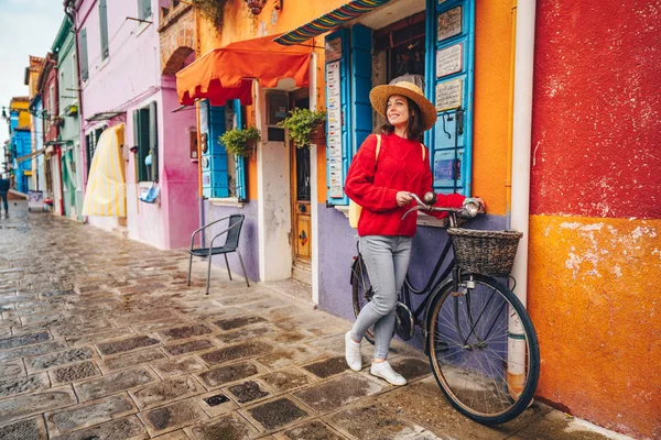 Lächelndes Mädchen mit Fahrrad in Italien — Stockfoto