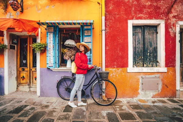 Attractive girl with a bike in Italy — Stock Photo, Image