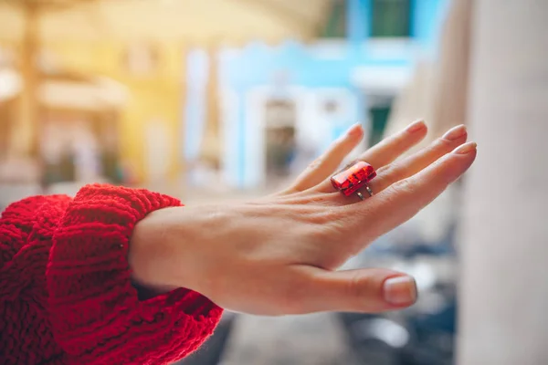 Mano femenina con un anillo rojo —  Fotos de Stock