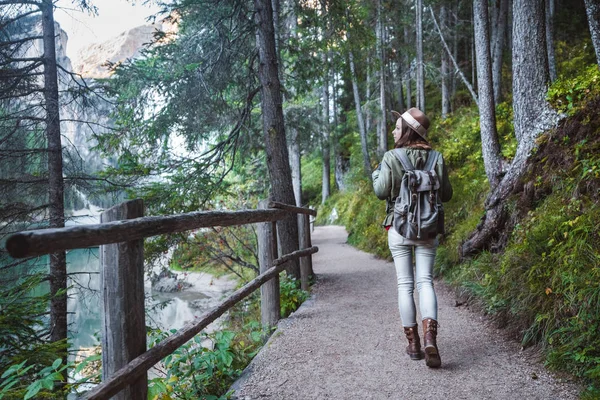 Giovane ragazza nella foresta — Foto Stock