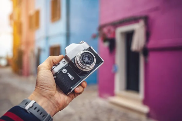 Fotógrafo segurando uma câmera retro em Burano — Fotografia de Stock