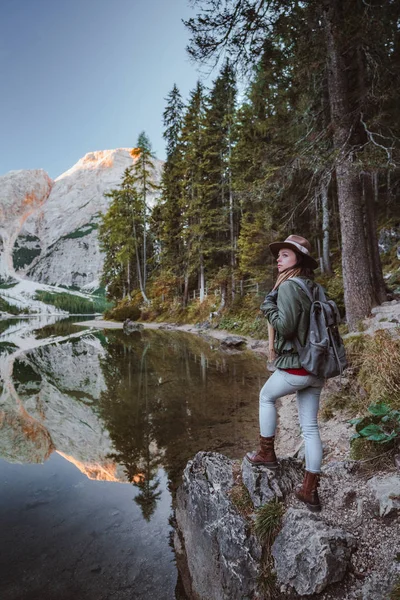 Joven excursionista en el bosque — Foto de Stock