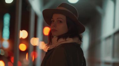 Akşamları genç bir kız