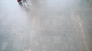 genç kız kırmızı çanta 