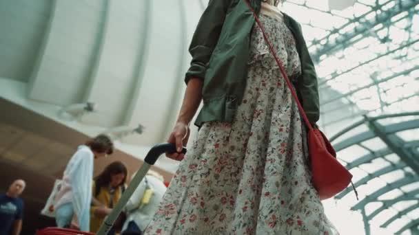 Jong meisje in de zomer jurk op de luchthaven — Stockvideo